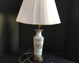 Table Lamp https://ctbids.com/#!/description/share/233923