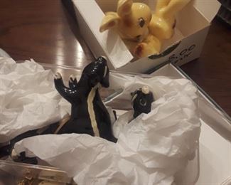 Japan figurines "skunks". 