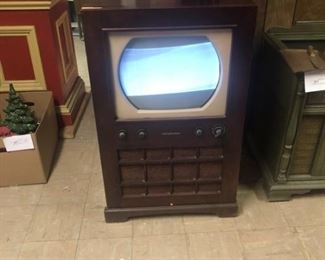 VINTAGE RCA VICTOR TV THAT TURNS ON!
