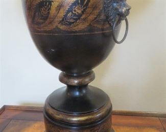 Black Urn lamp with Lion Knockers (details)
Gold Accents
