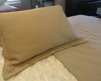 2 Shams & Queen Matelasse' Coverlet
Peacock Alley