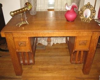 Mission style quarter sawn oak desk with great pulls!