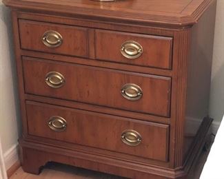 Drexel Georgian style mahogany finish nightstand