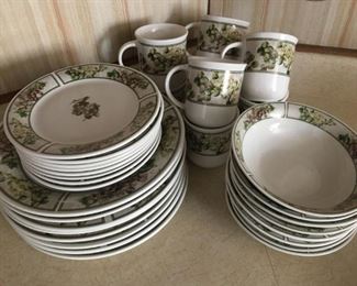 Oneida Tuscan Grapes China Set