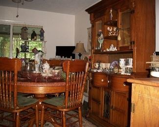 Excellent Dining Set w/custom pads and a round custom cover, Clawfoot