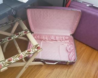 MINT CONDITION BRIGHT PURPLE AND PINK LINED SUITCASES! THROW IN THE LUGGAGE RACK AND YOU GOT YOURSELF A VACATION READY PROGRAM!