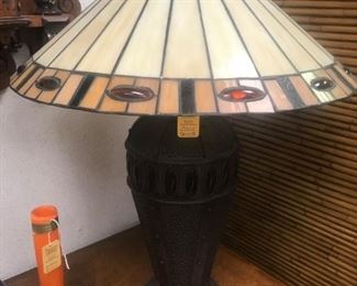 LEADED GLASS SHADE AND BASE TABLE LAMP