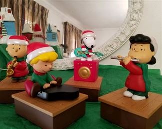 Great vintage peanuts Christmas decor