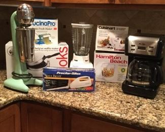 Small Kitchen Appliance Lot 1 https://ctbids.com/#!/description/share/235807