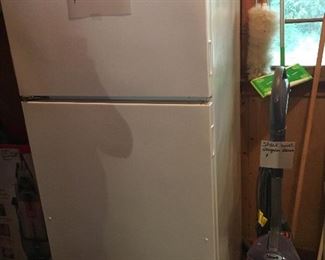 Small Amana Refridgerator freezer only 6 yrs old 