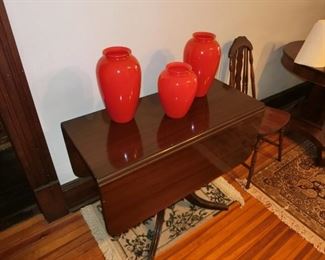 Mghy drop leaf table. Locking leaves.