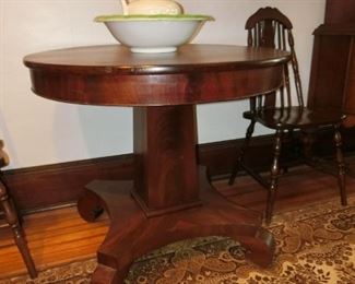 Mghy Empire Foyer Table, Clean as a pen!