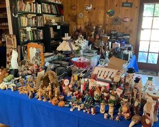Collectibles. Santas. Books