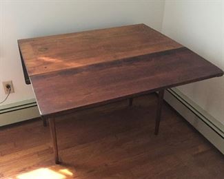 large table (with fold down leaves)