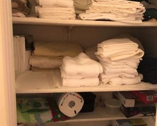 Many like new towels cloth table cloths matching napkins 
