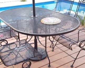 Oval outdoor table and chairs
