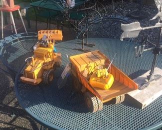 outdoors-nice metal table & 4 chairs