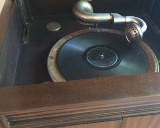 Great decorative arm ...... that's a Hank Williams record on there and it sounds great!!!