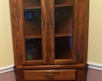 Corner cabinet 