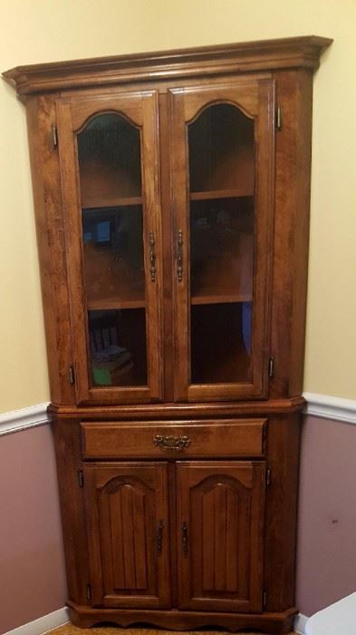 Corner cabinet 