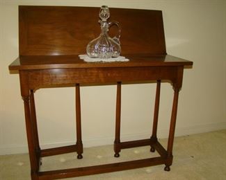 Gate leg game table