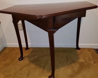 Kittenger Queen Anne style mahogany drop leaf table