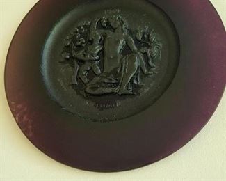 Daum maroon plate