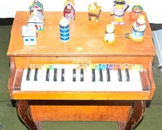 Piano miniature that plays clanky clanky music