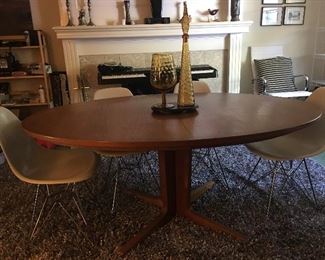 oval dining table on pedestal base