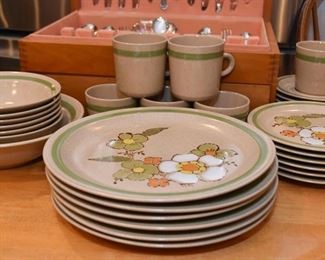 Vintage Yamaka Cupboard Craft Stoneware Dinnerware / Dishes