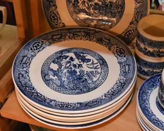 Blue & White Blue Willow Style Dinnerware / Dishes 