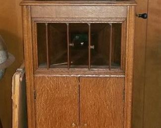 Beautiful Tiger Oak Victrola with (rare) Record Selector