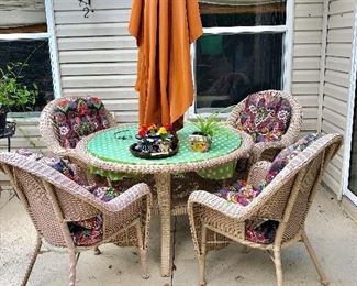 Round Resin Wicker Table w/4 Chairs - $150