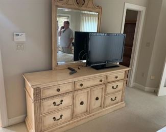 Beautiful bedroom set manufactured by Hickory White