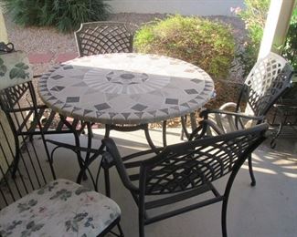 Stone-Top Round Patio Table/4-Chairs