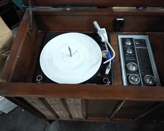  Vintage Zenith Console Record Player and Radio. Really nice condition , almost perfect on the inside works perfect. 