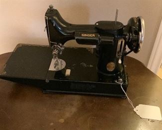 Singer Featherweight Sewing Machine & Case