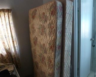 Twin size mattress set