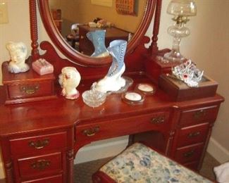 Willett Cherry dresser & stool part of suite