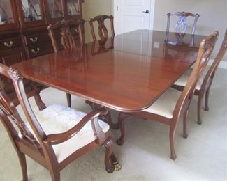 MAHOGANY DINING TABLE AND 6 CHAIRS