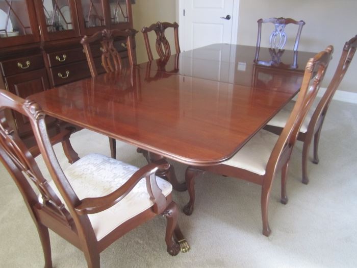 MAHOGANY DINING TABLE AND 6 CHAIRS