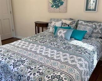 Bedroom Accessories for Queen Bed and End Table https://ctbids.com/#!/description/share/237205