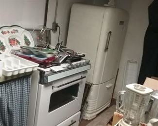 Stove & Older Fridge (Yep, it works!)