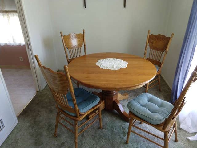 Oak table with 4 oak chairs in great condition
