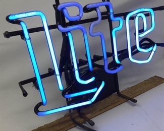 Vintage ''Lite'' Neon Beer Sign #1 https://ctbids.com/#!/description/share/232678
