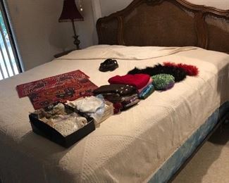 great bed and lots of accessories !! KING SIZE