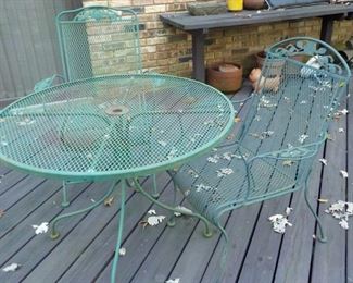 Patio table 2 Chairs
