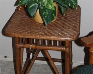 decor wicker table