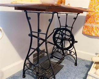 88- Beautiful wood table with antique White sewing machine cast iron base, measures 21.5" w x 40.5" l x 29"h