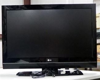 LG Model 37LC7D-U8 LCD TV, Has 2 HDMI Ports, 2 HD Component, Optical Audio, RGB, Coax, With Remote And Cord, Powers On